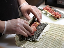 Роспотребнадзор поможет вернуть деньги екатеринбуржцам, отравившимся роллами