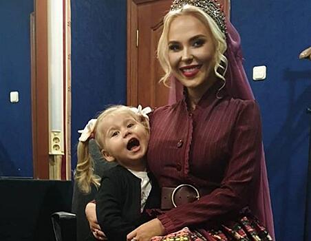 Мамина радость: двухлетняя дочь Пелагеи спела песню Пахмутовой