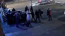 Камера наблюдения зафиксировала массовую драку на свадьбе в Омске