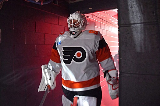 Голкипер Федотов провел дебютный матч в НХЛ за "Филадельфию"