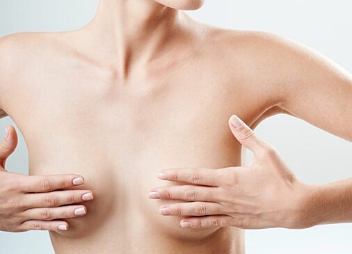 Форму груди после мастэктомии можно восстановить двумя способами