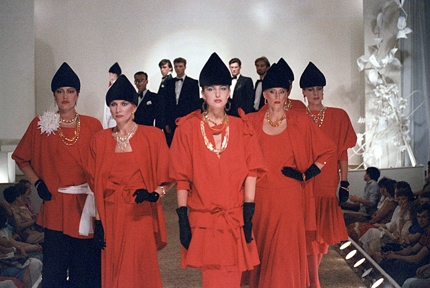 Московский Дом моды. Показ моделей вечерних костюмов из красного шерстяного крепа, 1986 год
