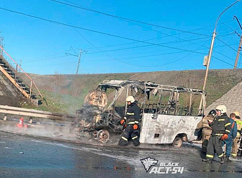 Владельца сгоревшей маршрутки забросали штрафами в Новосибирске