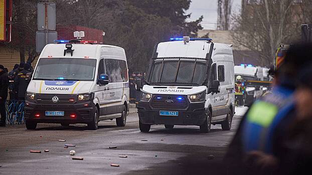 Директора больницы на Украине бросили в мусорный бак после увольнения неврологов