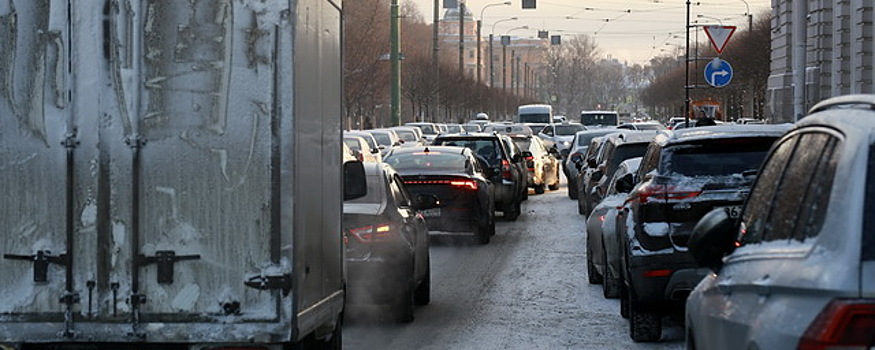 В утренний час пик Петербург встал в семибалльных пробках
