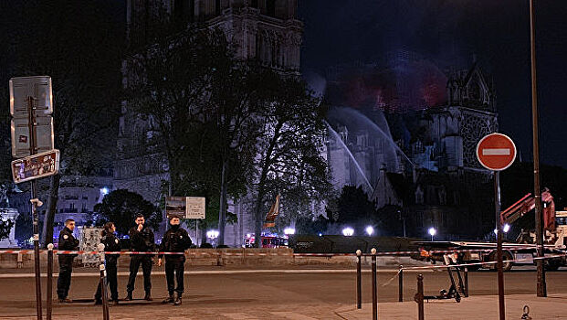 Уцелевшие произведения искусства из Нотр-Дама перевезли в мэрию Парижа