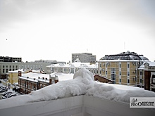 В центре Оренбурга на женщину упала глыба снега