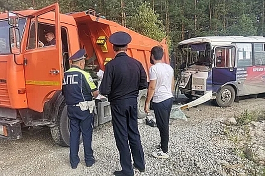 Автобус с пассажирами врезался в самосвал на Урале