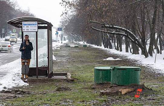 В Кургане от «умной остановки» отпала дверь