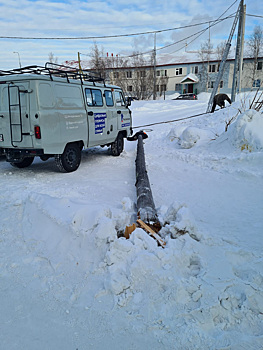В ЯНАО прогнивший энергостолб упал рядом с детской площадкой