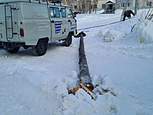 В ЯНАО прогнивший энергостолб упал рядом с детской площадкой