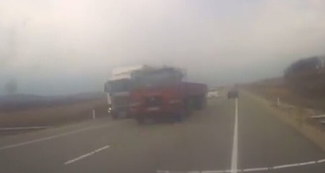 ДТП удалось избежать чудом: огромный тягач на высокой скорости выехал «на встречку»