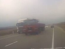 ДТП удалось избежать чудом: огромный тягач на высокой скорости выехал «на встречку»