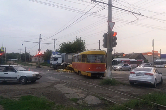 Волгоградский трамвай протаранил грузовик с дынями