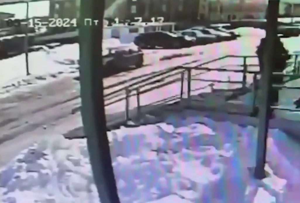 Пятимесячный ребенок оказался в реанимации из-за схода снега с крыши