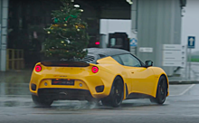 Посмотрите на самую бодрую доставку новогодней елки от Lotus Evora