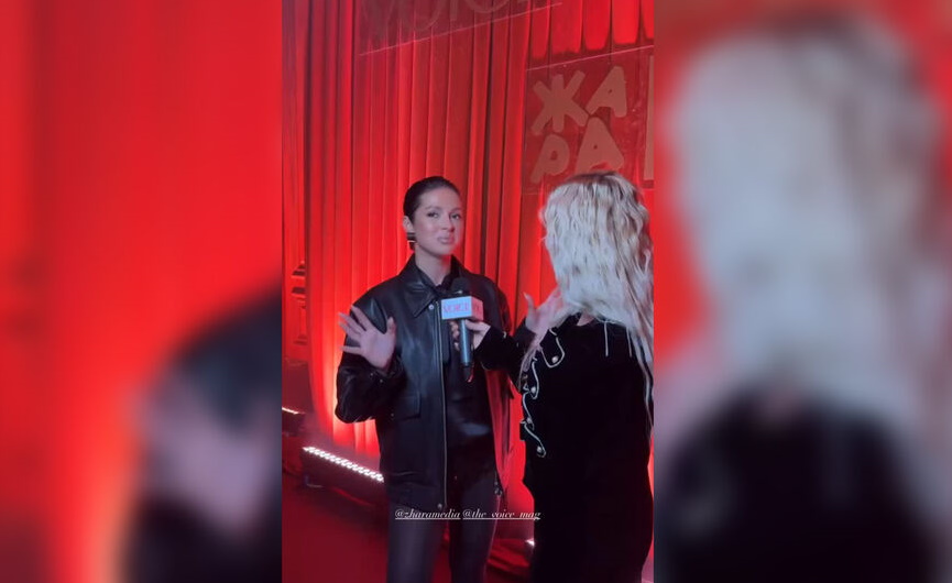 Нюша вышла в свет в блестящих микрошортах