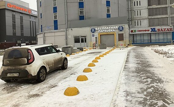 "Что там ремонтировать-то полгода?": отвоеванная через суд парковка ТЦ "Савиново" и "XL" вновь на замке