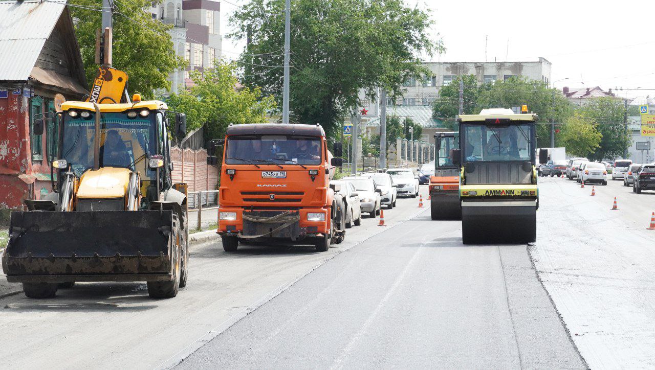 В Оренбурге ремонтируют дорогу на улице Рыбаковской