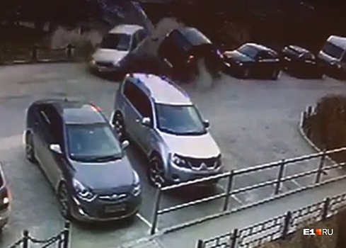 Почти перевернулся в полете: появилось видео, как лихач Toyota RAV 4 таранит машины в Парковом