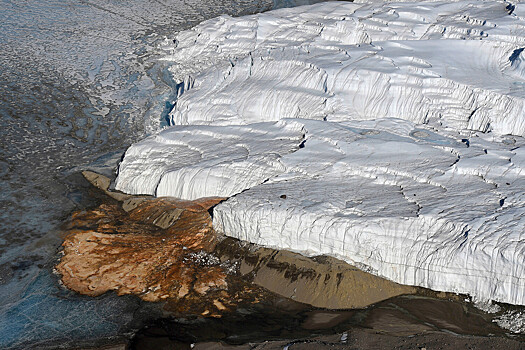 Ученые разгадали тайну оттенка Кровавого водопада в Антарктиде