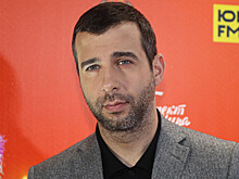 Иван Ургант предстал на новом фото в стильном белом костюме