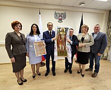 Молдаване России преподнесли в дар ДНР икону Святого Благоверного Штефана Великого