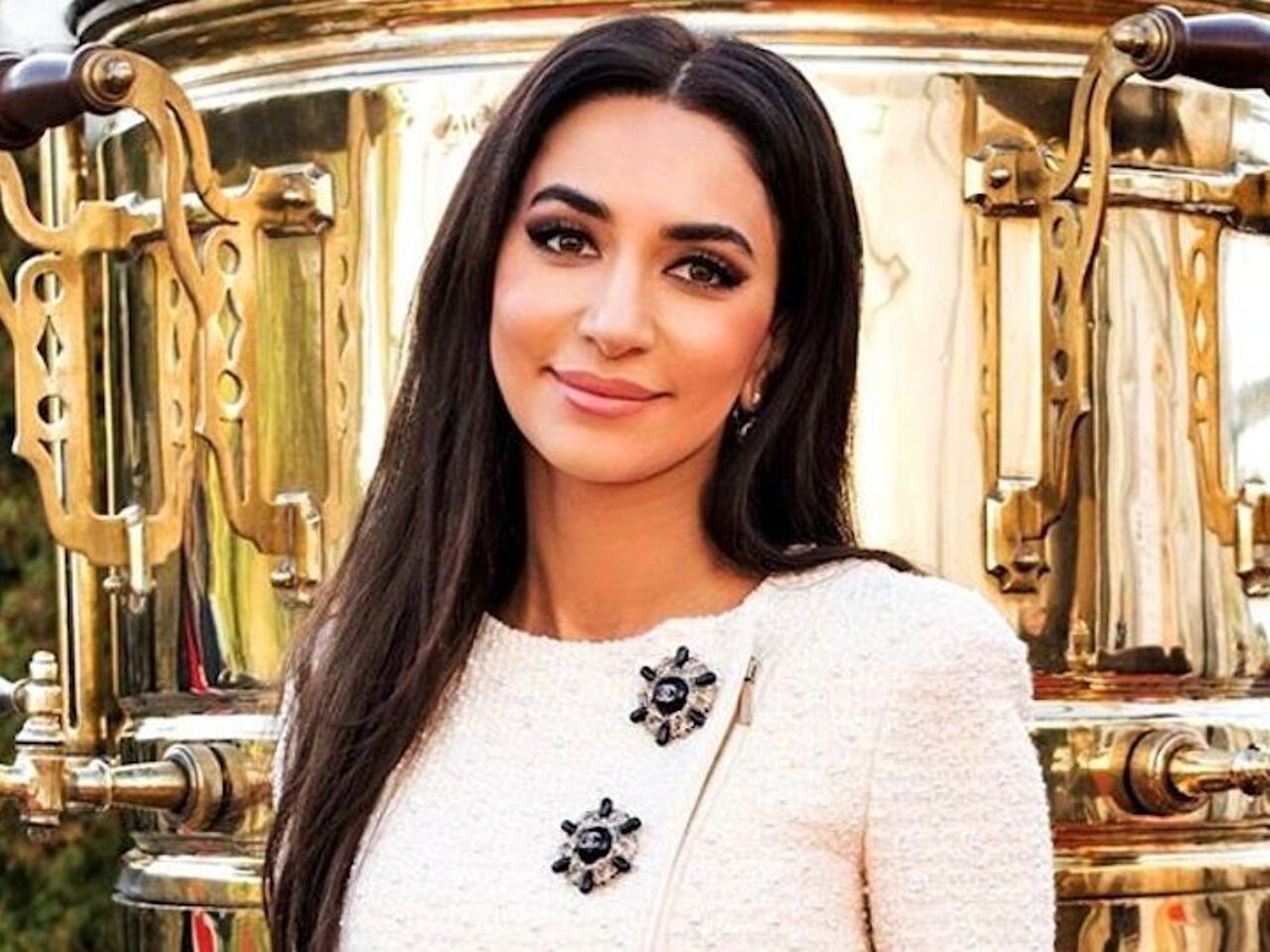 певица зара голоя Золотые брюки, элегантный хаки, платье-смокинг на голое тело: 36-летняя Зара  очаровала фанатов новыми образами - Рамблер/новости