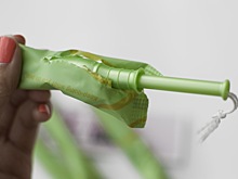 Не только для женщин. Tampax попал в скандал после поддержки менструирующих транс-людей