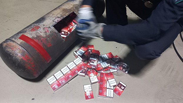 Таможенники Сочи пресекли контрабанду более 500 пачек сигарет, спрятанных в автомобиле