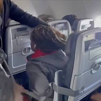 Пассажирка напала на стюардесс, была привязана к сиденью скотчем и попала на видео