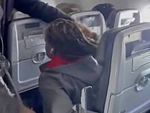 Пассажирка напала на стюардесс, была привязана к сиденью скотчем и попала на видео
