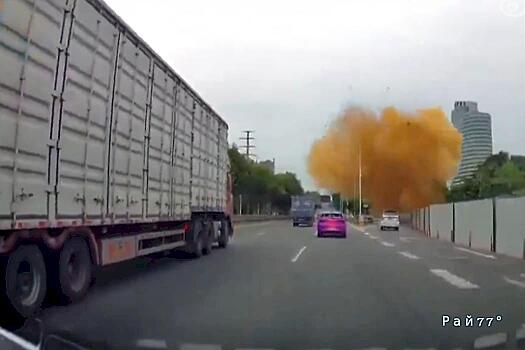 Мощный взрыв грязи накрыл автомобили в Китае