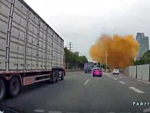 Мощный взрыв грязи накрыл автомобили в Китае