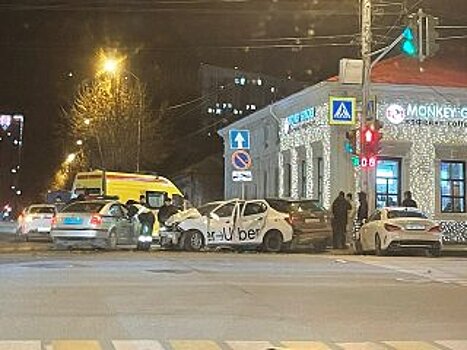 В центре Уфы произошла серьезная авария с тремя автомобилями