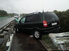 Под Курском автомобиль чуть не рухнул с моста (ФОТО)