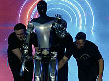 Tesla показала рабочего робота Optimus