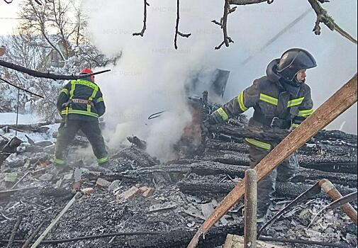 На пепелище сгоревшего дома обнаружен труп