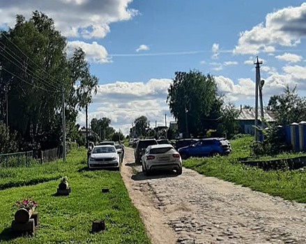 Жители Подвязья просят туристов оставлять машины на въезде в село и не парковаться около домов