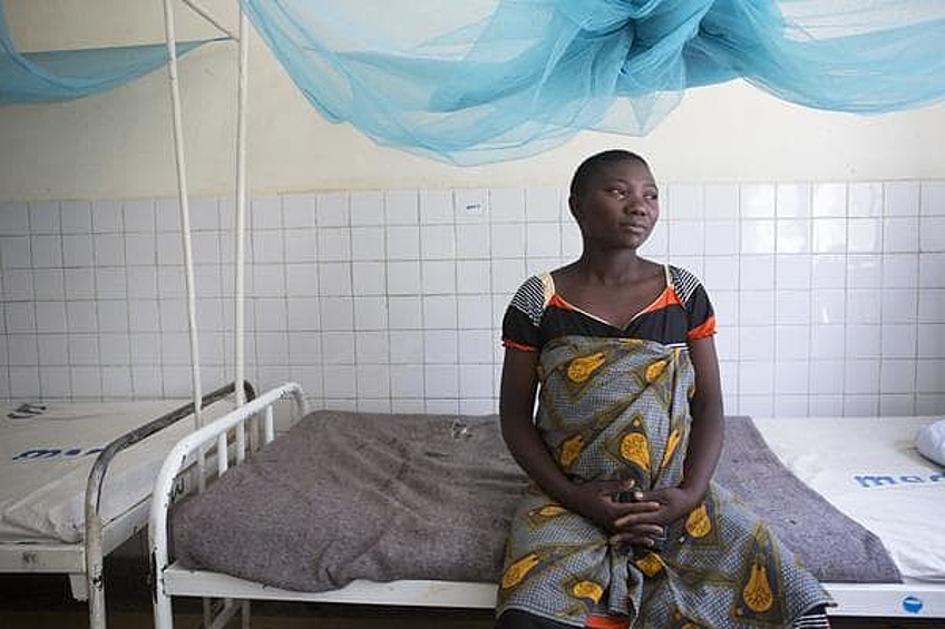 Агнес Ноти, 22 года, в родильном отделении в больнице Киомбой, Ираба, Танзания.