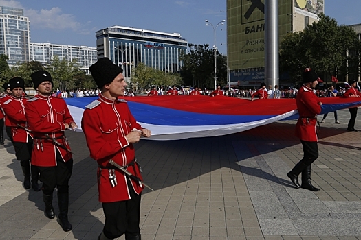 Огромный флаг РФ подняли перед зданием администрации Краснодара