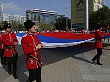 Огромный флаг РФ подняли перед зданием администрации Краснодара
