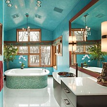 Цветной потолок в ванной комнате: 10 удачных примеров