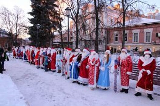 Километровые пробки образовались в Ульяновске из-за шествия Дедов Морозов