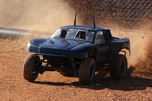 Радиоуправляемая машинка научилась дрифтить без помощи человека