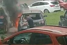 Под Москвой мужчина вытащил школьницу из горящего авто и попал на видео