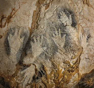 Ученые объяснили загадочные древние отпечатки рук в европейских пещерах