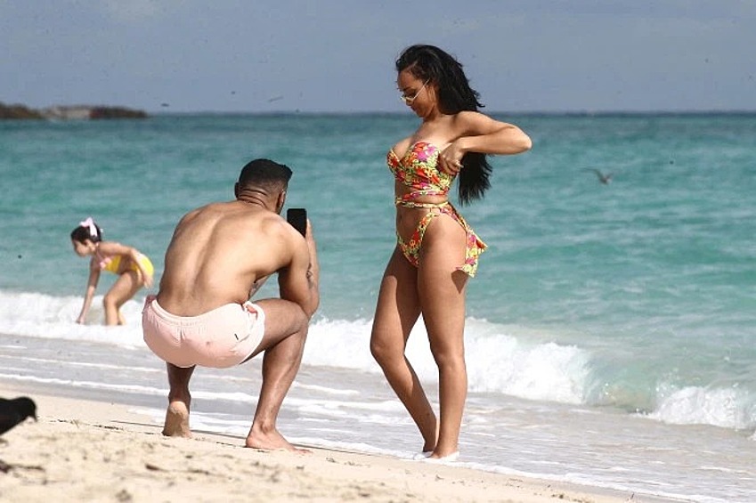 Победительница популярного британского телешоу «Ученик» Сиэн Гэббидон демонстрирует свои лучшие стороны бойфренду Клинту Гордону.