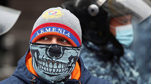 В Армении протестующие забросали яйцами машину депутата