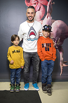 Тимур Родригез вышел в свет со своими сыновьями Мигелем и Даниэлем